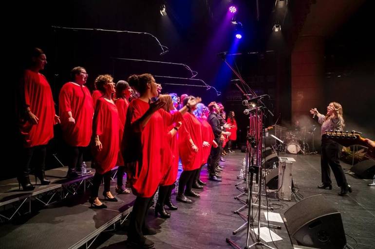 Un coro gigante con cento cantanti 