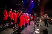 Un coro gigante con cento cantanti 