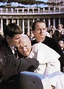Le due mani su Giovanni Paolo II