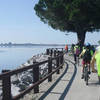 Studenti in sella alla bicicletta verso la laguna di Grado