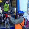 Studenti scendono dal treno con la bicicletta