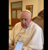 Papa Francesco saluta i giovani della Gmg in partenza per Lisbona