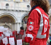 25 aprile: la Croce Rossa distribuisce il bocciolo rosso a Pordenone: i fondi pro profughi ucraina