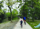 Inaugurata la nuova pista ciclabile che attraversa i parchi della città