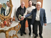 Pordenone: Coldiretti, Congartigianato e Symbola donano al Vescovo Pellegrini un'altra statuina del presepe