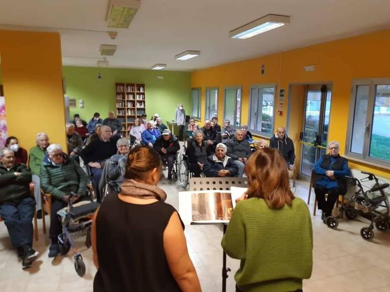 Portogruaro: le volontarie dal 13 marzo leggono agli anziani della Francescon