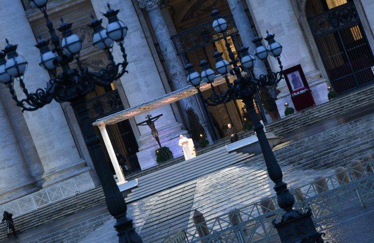 Adorazione e benedizione Urbi et Orbi: in piazza c'è solo il Papa
