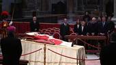 Benedetto XVI: la salma è in San Pietro. L'omaggio dei grandi e della gente