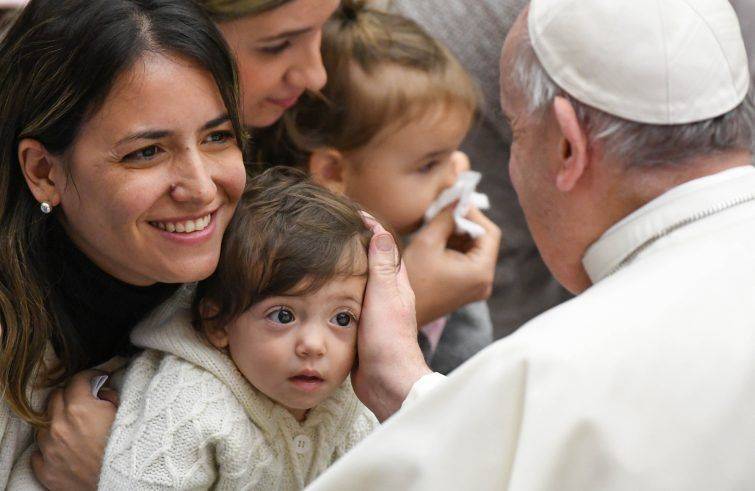 Domenica 10 maggio: il papa omaggia e ringrazia tutte le mamme