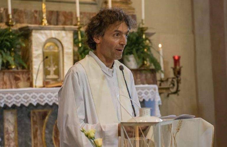 Francesco e la preghiera per don Roberto Malgesini ucciso a Como