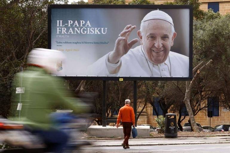 Il papa a Malta: "L’umanità viene prima di tutto e premia in tutto"