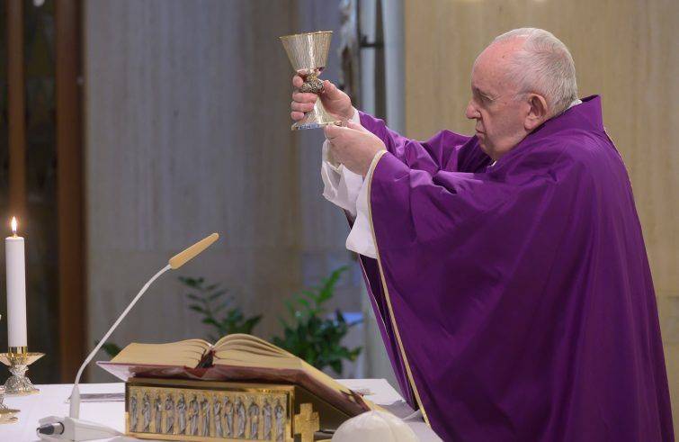 Il Papa prega per chi sta mandando avanti l'Italia blindata