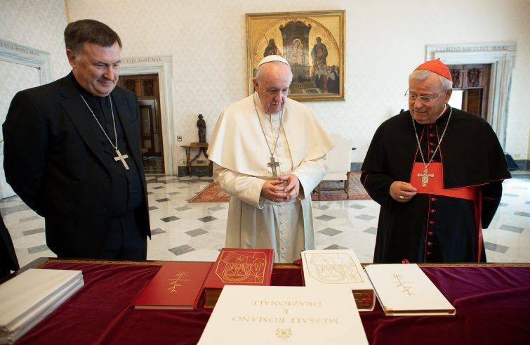 Nuovo Messale Cei: consegnata la prima copia a Papa Francesco. 