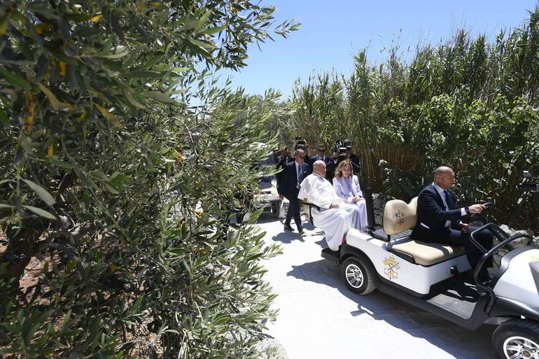 Papa Francesco al G7: "Nessuna macchina dovrebbe mai scegliere se togliere la vita ad un essere umano”