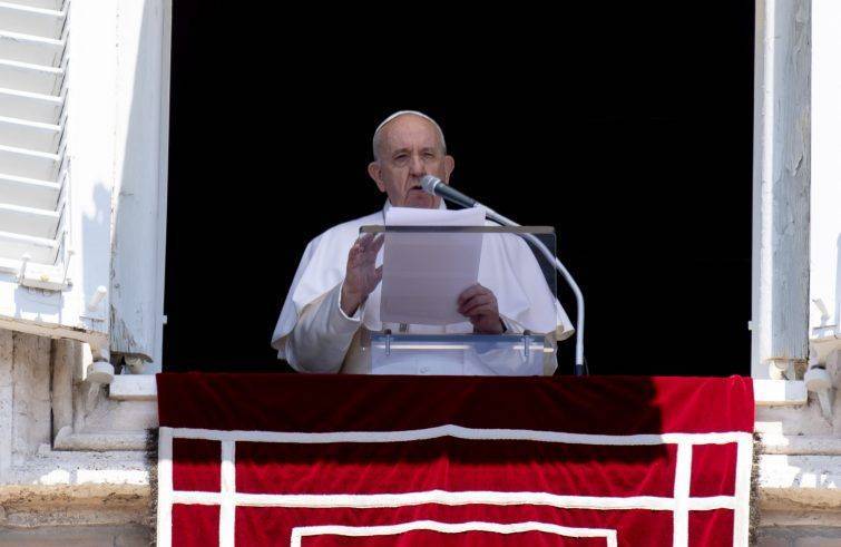 Papa Francesco: Angelus, “serve poco andare sulla luna se non viviamo da fratelli sulla Terra”