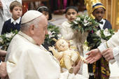 Papa Francesco nella messa della notte di Natale: "Stasera il nostro cuore è a Betlemme. No ala logica della guerra"