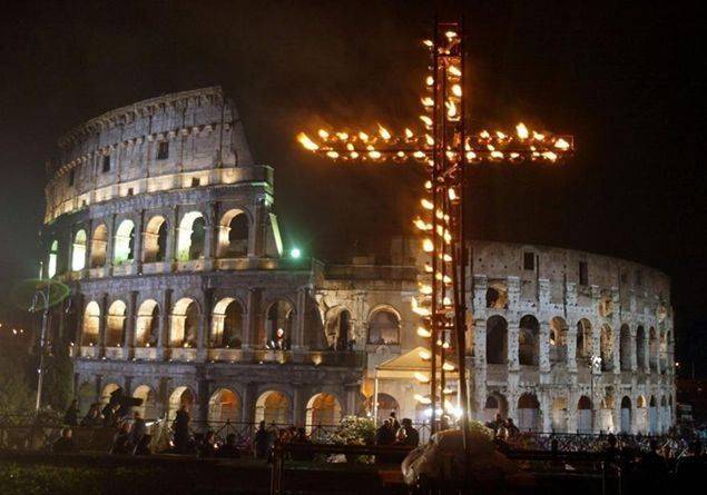 Papa Francesco nella Via crucis al Colosseo: “Ciascuno nel proprio cuore preghi per la pace nel mondo”
