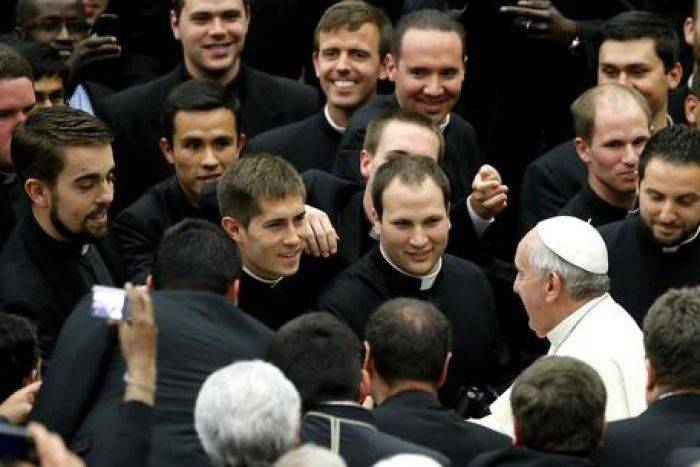Papa Francesco scrive una lettera ai sacerdoti: le 4 parole chiave del ministero