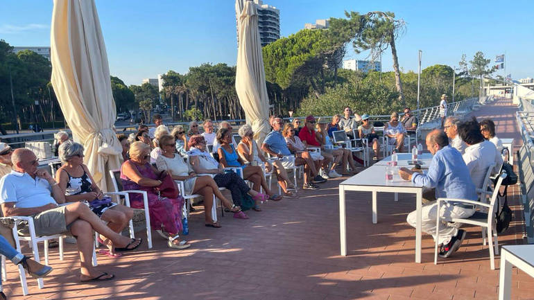 Lignano: il 14 agosto per Economia sotto l'ombrellone si parla di AI