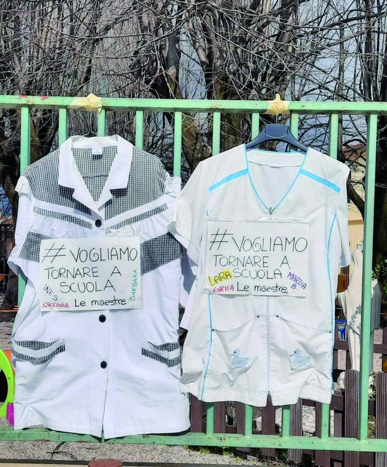 Vigonovo, scuola Giol: dai genitori della scuola d’Infanzia la protesta silenziosa dei grembiuli appesi