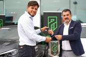 Erik Morali, responsabile filiale Autostar BMW MINI di Pordenone, consegna le prime chiavi a Giancarlo Migliorini, direttore generale del Pordenone Calcio
