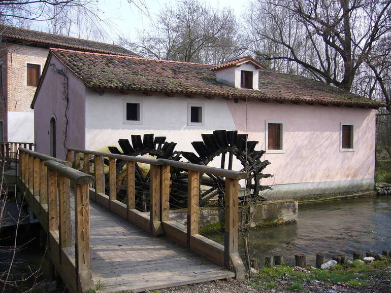 I Mulini di Stalis: in primo piano il mulino antico risalente al 1400